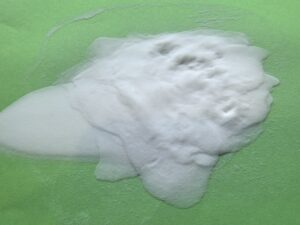 ไมโครสเฟียร์แก้วกลวงถูกเติมลงในทุ่นตกปลาเพื่อลดน้ำหนัก